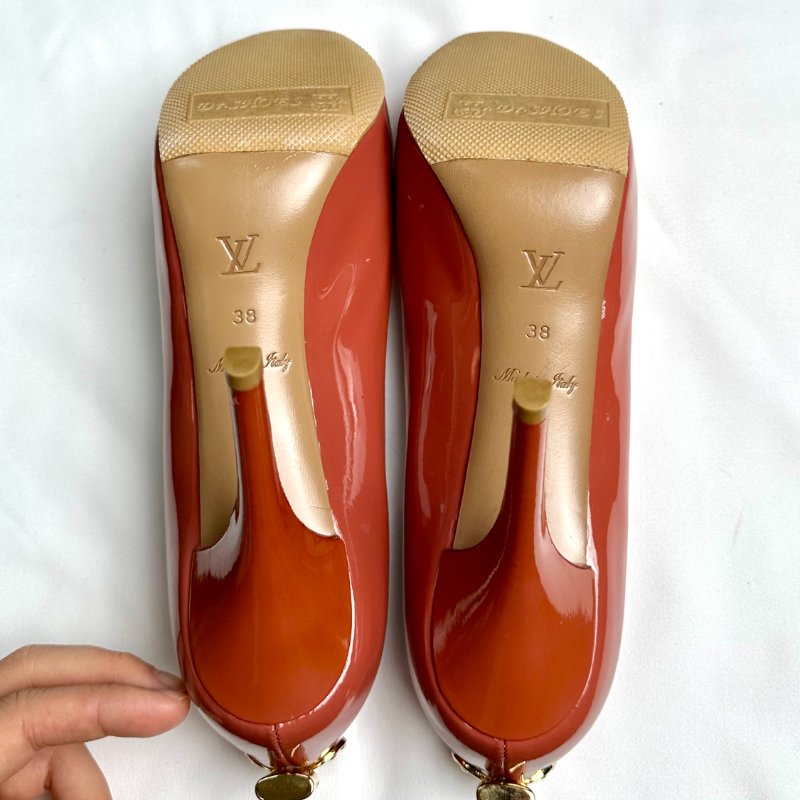 Louis Vuitton 櫻花粉漆皮金鎖頭高跟鞋-7