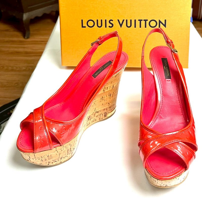 Louis Vuitton 石榴紅漆皮楔型涼鞋 鞋碼37.5-1