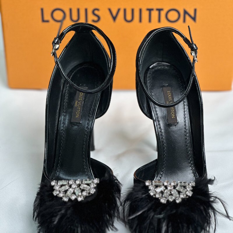Louis Vuitton繫帶高跟鞋鑲飾寶石與羽毛設計-0