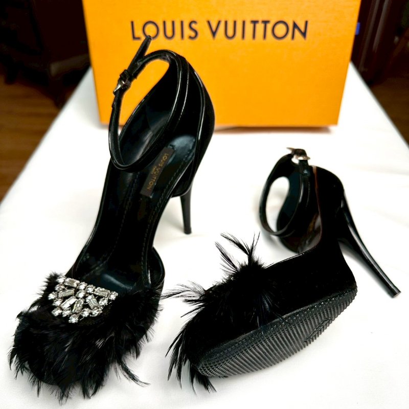 Louis Vuitton繫帶高跟鞋鑲飾寶石與羽毛設計-1