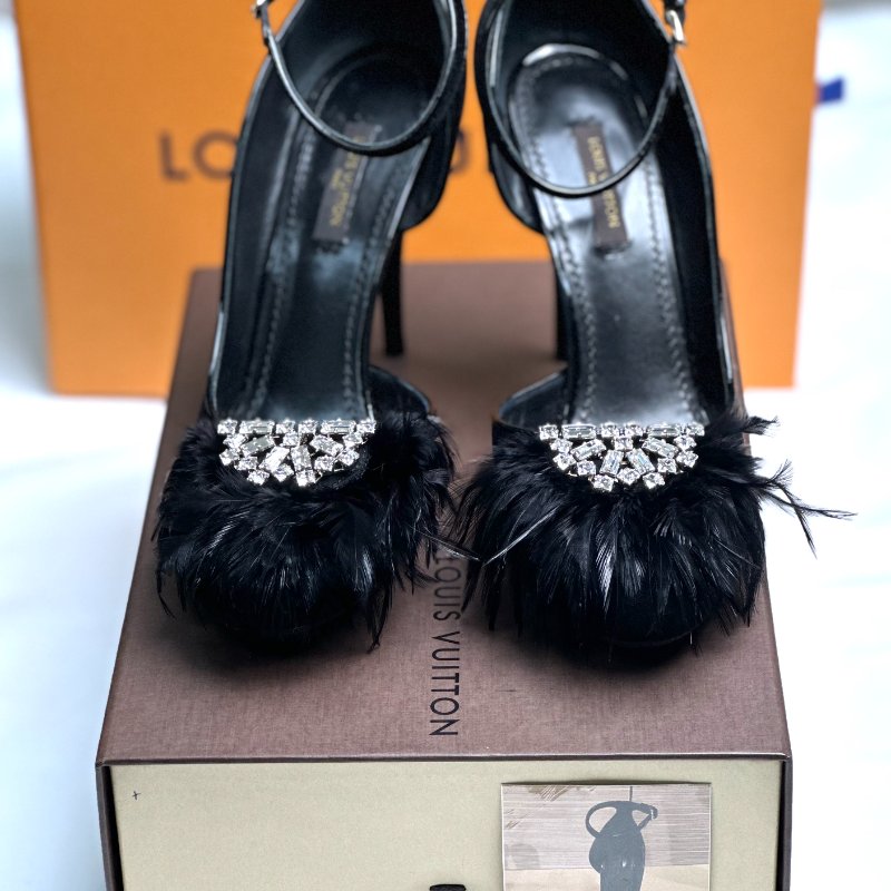 Louis Vuitton繫帶高跟鞋鑲飾寶石與羽毛設計-2
