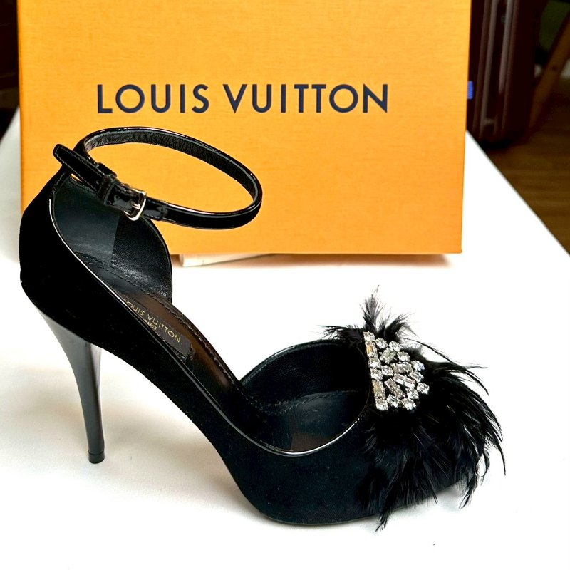 Louis Vuitton繫帶高跟鞋鑲飾寶石與羽毛設計-3