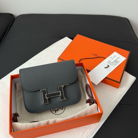 閒置新，未使用 hermes愛馬仕康康 琺瑯扣slim  E皮 W刻 24年霧灰色最新琺瑯扣