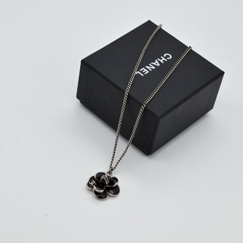 Chanel 香奈兒 經典山茶花 黑色樹脂 墜飾 銀色 鏈條項鍊