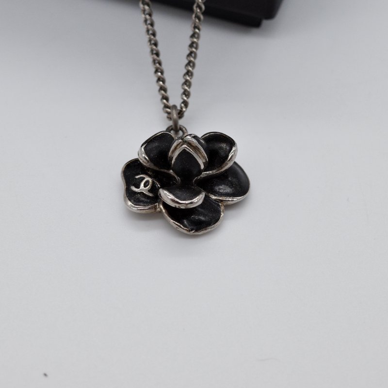 Chanel 香奈兒 經典山茶花 黑色樹脂 墜飾 銀色 鏈條項鍊-2