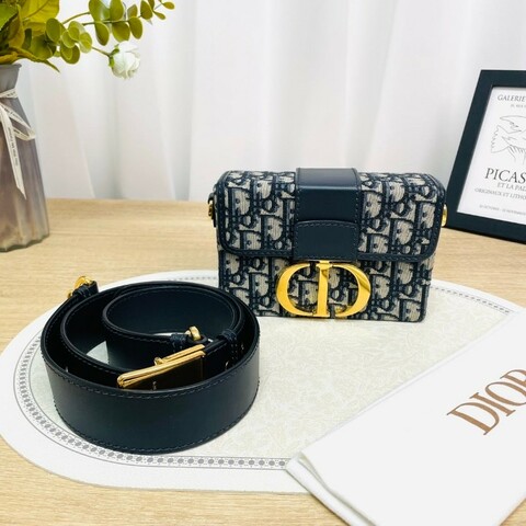 【 DIOR迪奧 30 Montaigne蒙田系列 Oblique刺繡老花滿印寬肩帶翻蓋 皮革 小方包手提單肩斜挎包 女款 牛仔藍色】