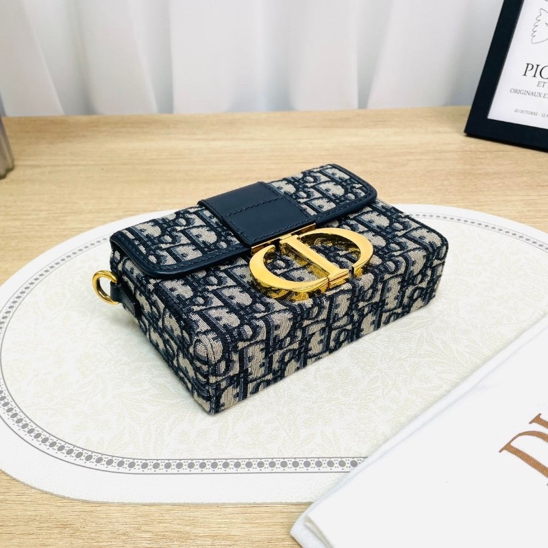【 DIOR迪奧 30 Montaigne蒙田系列 Oblique刺繡老花滿印寬肩帶翻蓋 皮革 小方包手提單肩斜挎包 女款 牛仔藍色】-4
