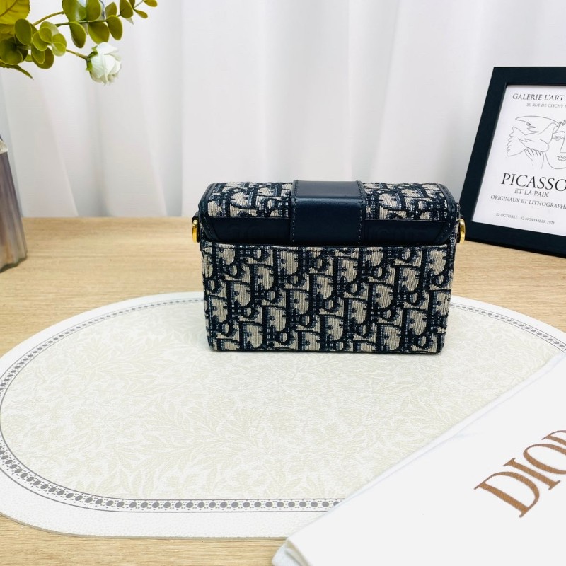 【 DIOR迪奧 30 Montaigne蒙田系列 Oblique刺繡老花滿印寬肩帶翻蓋 皮革 小方包手提單肩斜挎包 女款 牛仔藍色】-7