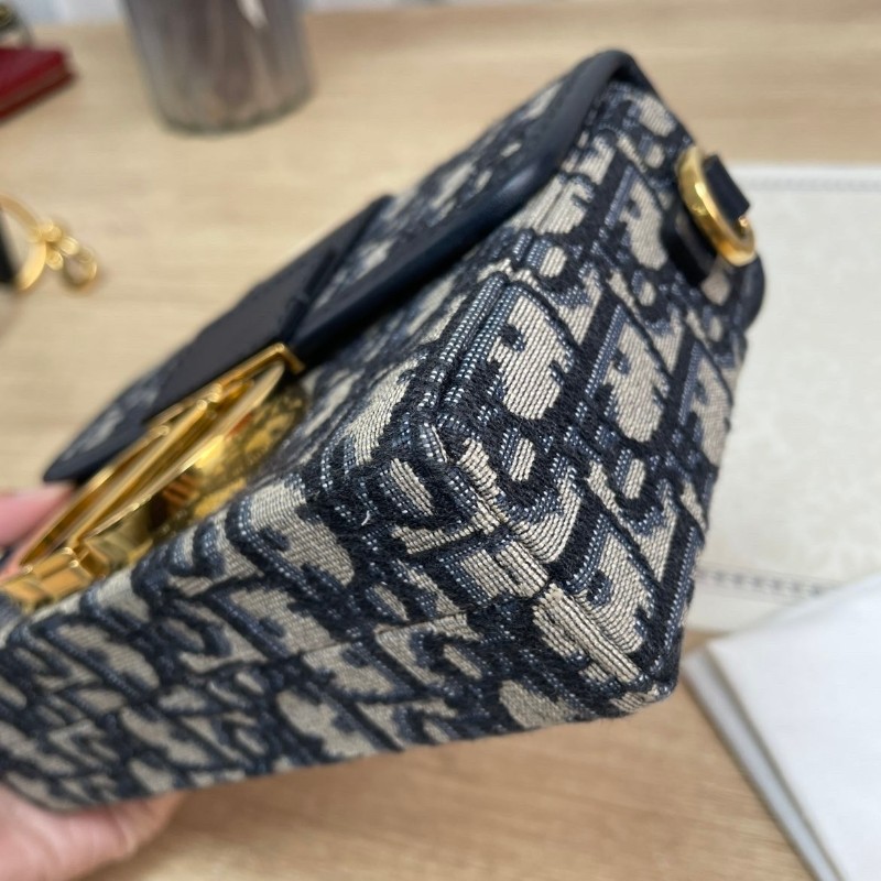 【 DIOR迪奧 30 Montaigne蒙田系列 Oblique刺繡老花滿印寬肩帶翻蓋 皮革 小方包手提單肩斜挎包 女款 牛仔藍色】-8