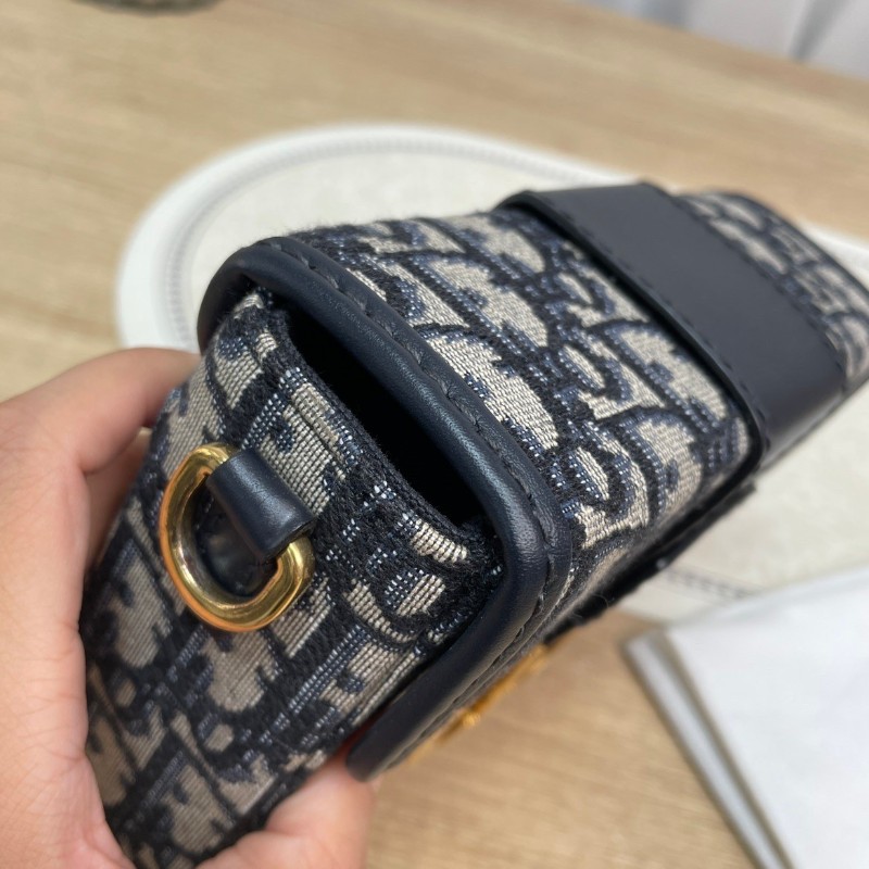 【 DIOR迪奧 30 Montaigne蒙田系列 Oblique刺繡老花滿印寬肩帶翻蓋 皮革 小方包手提單肩斜挎包 女款 牛仔藍色】-9