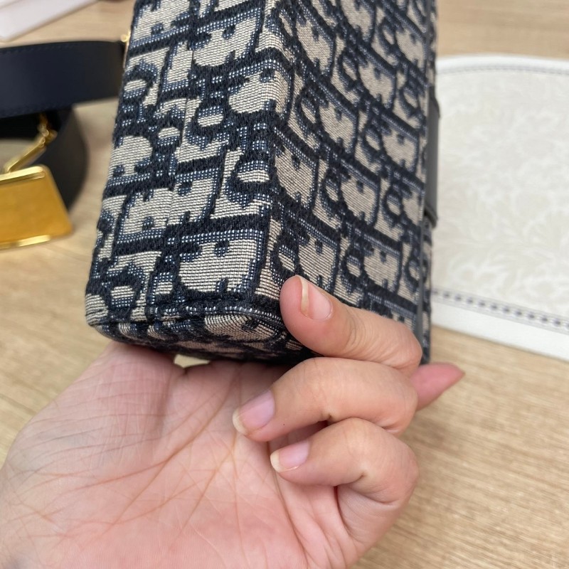 【 DIOR迪奧 30 Montaigne蒙田系列 Oblique刺繡老花滿印寬肩帶翻蓋 皮革 小方包手提單肩斜挎包 女款 牛仔藍色】-10