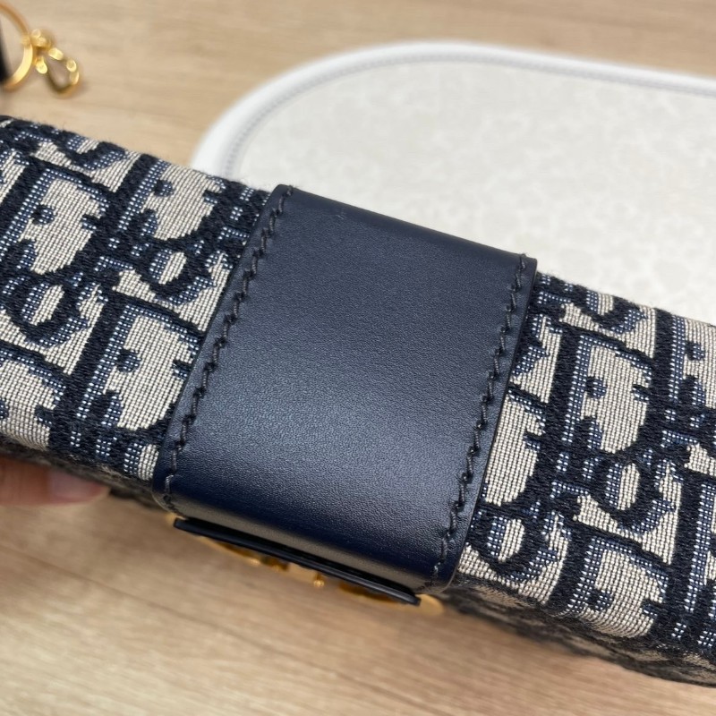 【 DIOR迪奧 30 Montaigne蒙田系列 Oblique刺繡老花滿印寬肩帶翻蓋 皮革 小方包手提單肩斜挎包 女款 牛仔藍色】-13