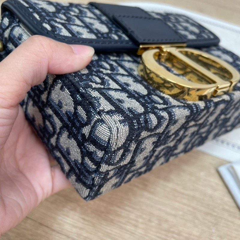 【 DIOR迪奧 30 Montaigne蒙田系列 Oblique刺繡老花滿印寬肩帶翻蓋 皮革 小方包手提單肩斜挎包 女款 牛仔藍色】-15