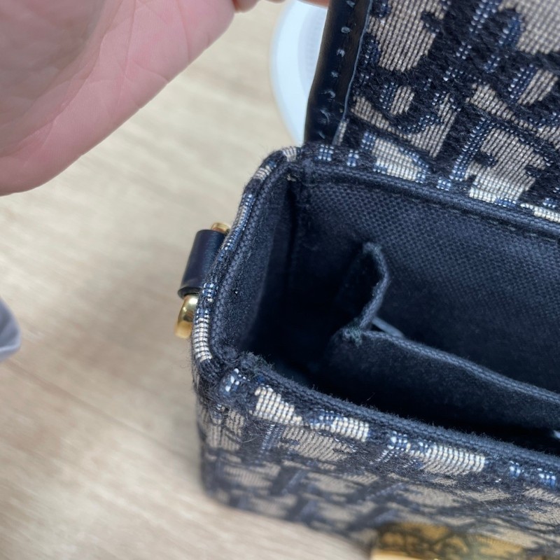 【 DIOR迪奧 30 Montaigne蒙田系列 Oblique刺繡老花滿印寬肩帶翻蓋 皮革 小方包手提單肩斜挎包 女款 牛仔藍色】-17