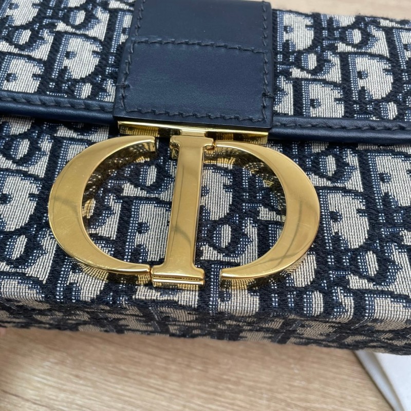 【 DIOR迪奧 30 Montaigne蒙田系列 Oblique刺繡老花滿印寬肩帶翻蓋 皮革 小方包手提單肩斜挎包 女款 牛仔藍色】-20