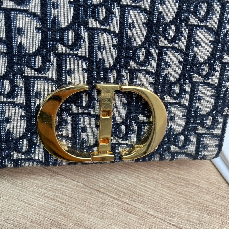 【 DIOR迪奧 30 Montaigne蒙田系列 Oblique刺繡老花滿印寬肩帶翻蓋 皮革 小方包手提單肩斜挎包 女款 牛仔藍色】-23