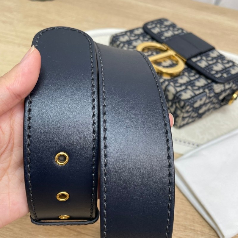【 DIOR迪奧 30 Montaigne蒙田系列 Oblique刺繡老花滿印寬肩帶翻蓋 皮革 小方包手提單肩斜挎包 女款 牛仔藍色】-26