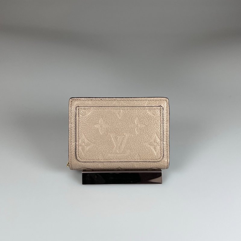 LV M80152/晶片款 Cléa 奶茶色壓紋二折短夾-0