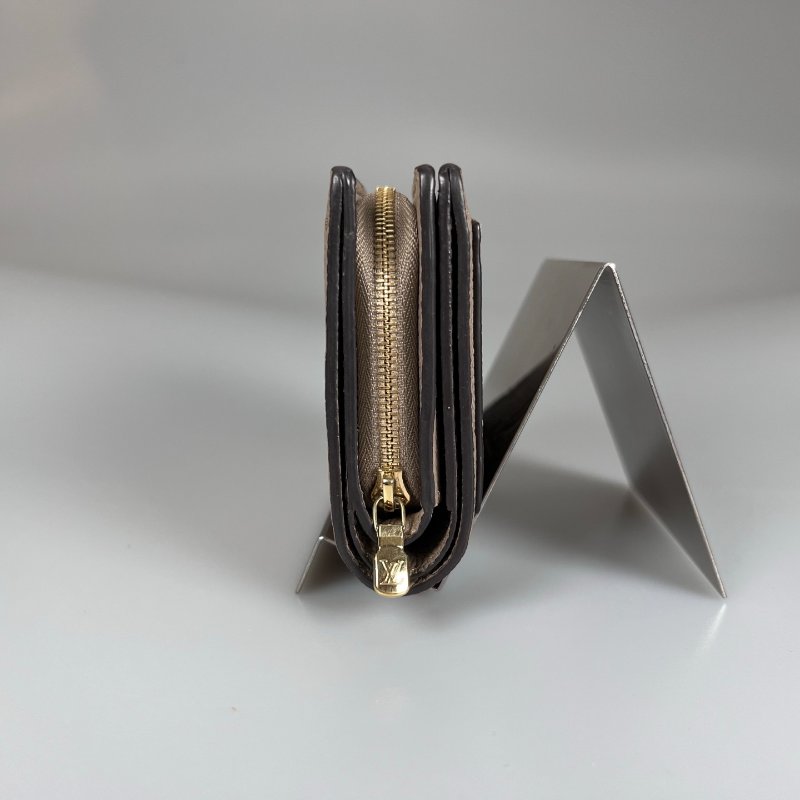 LV M80152/晶片款 Cléa 奶茶色壓紋二折短夾-2