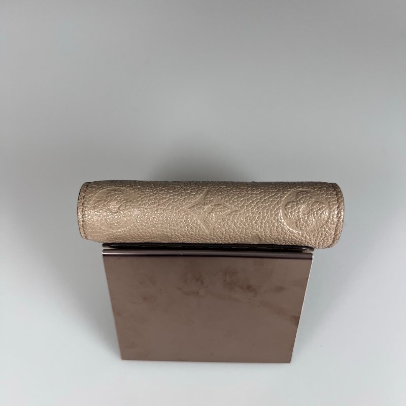 LV M80152/晶片款 Cléa 奶茶色壓紋二折短夾-4