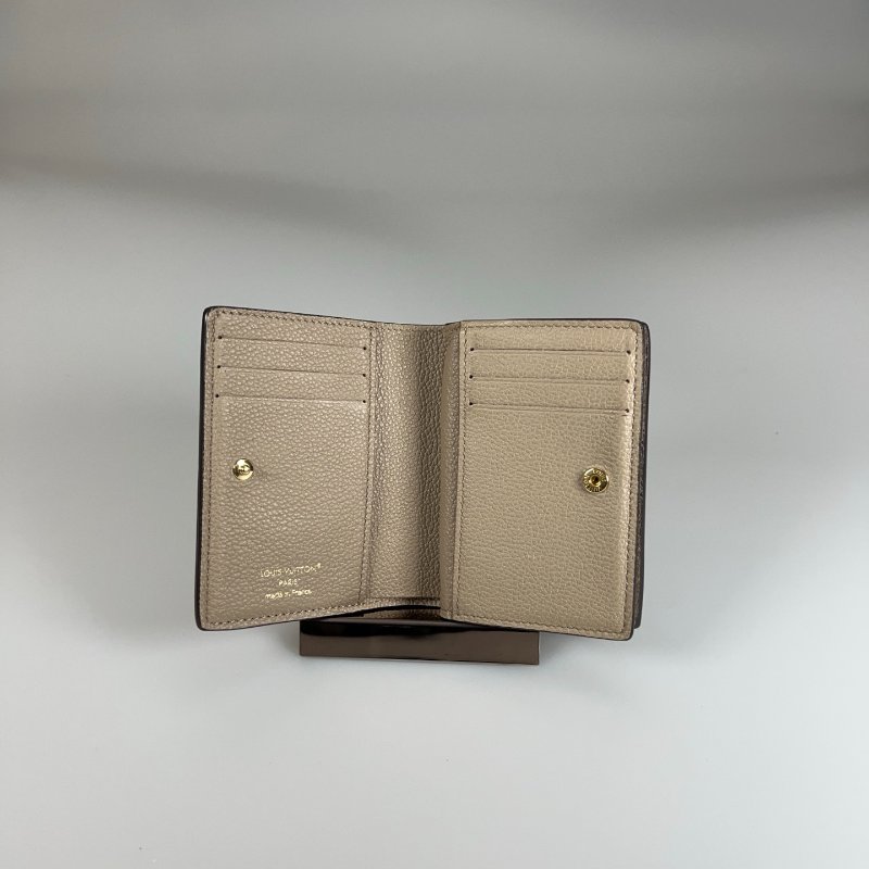 LV M80152/晶片款 Cléa 奶茶色壓紋二折短夾-5