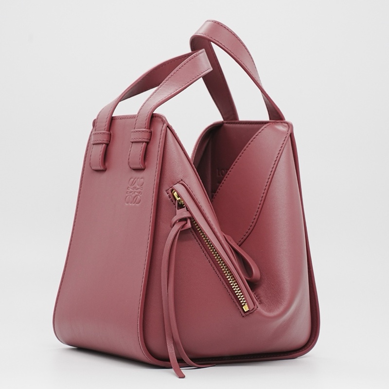 98新LOEWE 羅意威 Hammock小號 吊床可調節可拆卸肩帶 緞面小牛皮 單肩斜挎手提包 女款 桃紅色 21*14.5*19.5cm-0