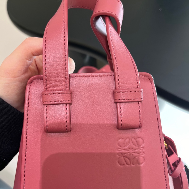 98新LOEWE 羅意威 Hammock小號 吊床可調節可拆卸肩帶 緞面小牛皮 單肩斜挎手提包 女款 桃紅色 21*14.5*19.5cm-4
