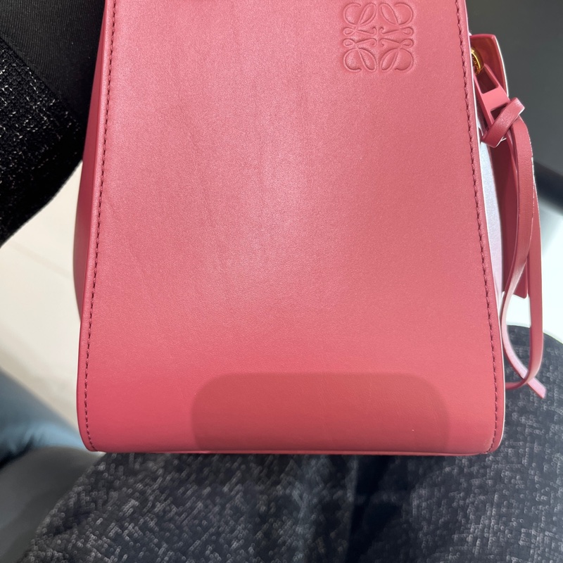 98新LOEWE 羅意威 Hammock小號 吊床可調節可拆卸肩帶 緞面小牛皮 單肩斜挎手提包 女款 桃紅色 21*14.5*19.5cm-10