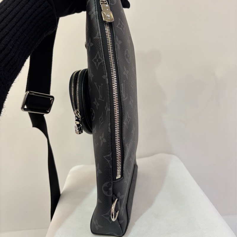 LV黑字花胸口包-2