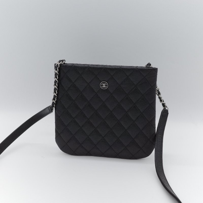 Chanel 香奈兒 經典圓形雙C LOGO 黑色菱格紋 小牛皮 斜背扁包-1