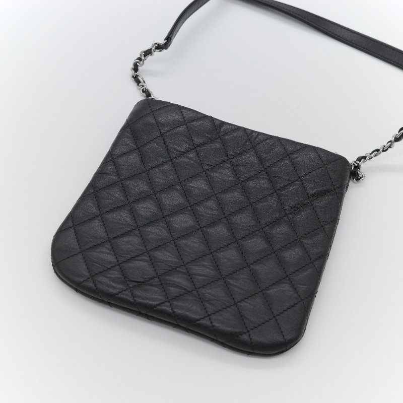 Chanel 香奈兒 經典圓形雙C LOGO 黑色菱格紋 小牛皮 斜背扁包-6