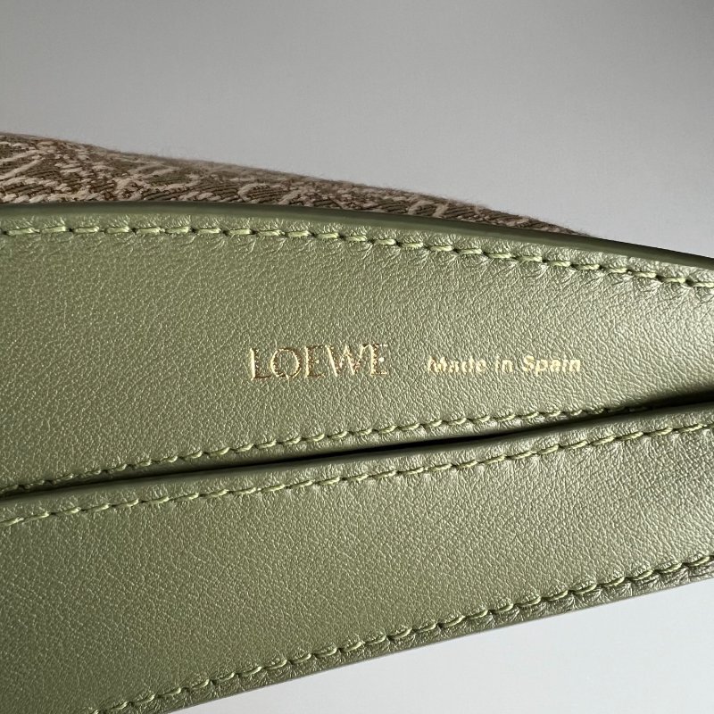 LOEWE  牛油果綠帆布 LUNA包 小號-8