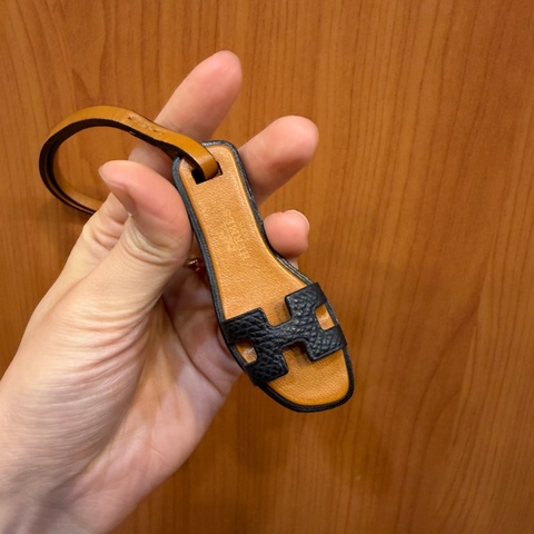 Hermes 黑Epsom皮棕牛皮小拖鞋吊飾