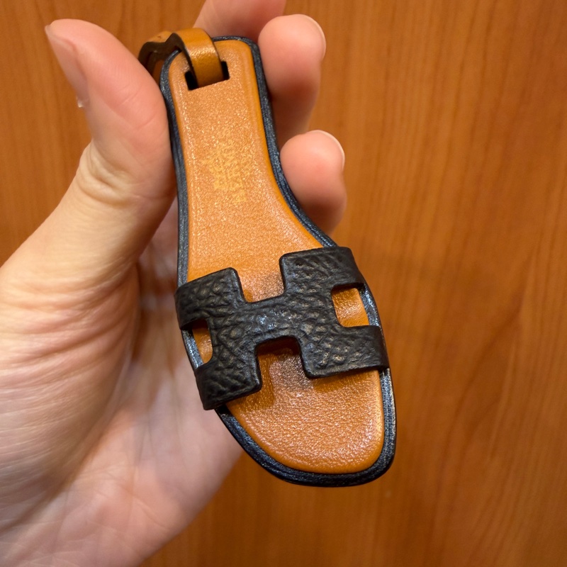 Hermes 黑Epsom皮棕牛皮小拖鞋吊飾-1