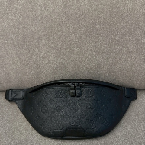 LV黑色壓紋腰包