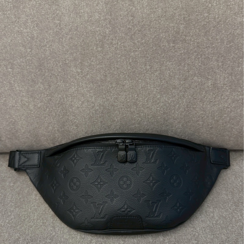 LV黑色壓紋腰包-0