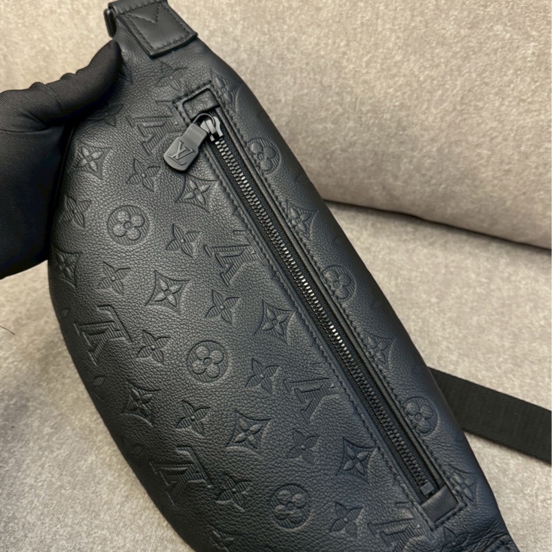 LV黑色壓紋腰包-2