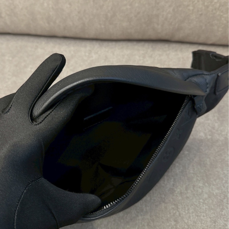 LV黑色壓紋腰包-3