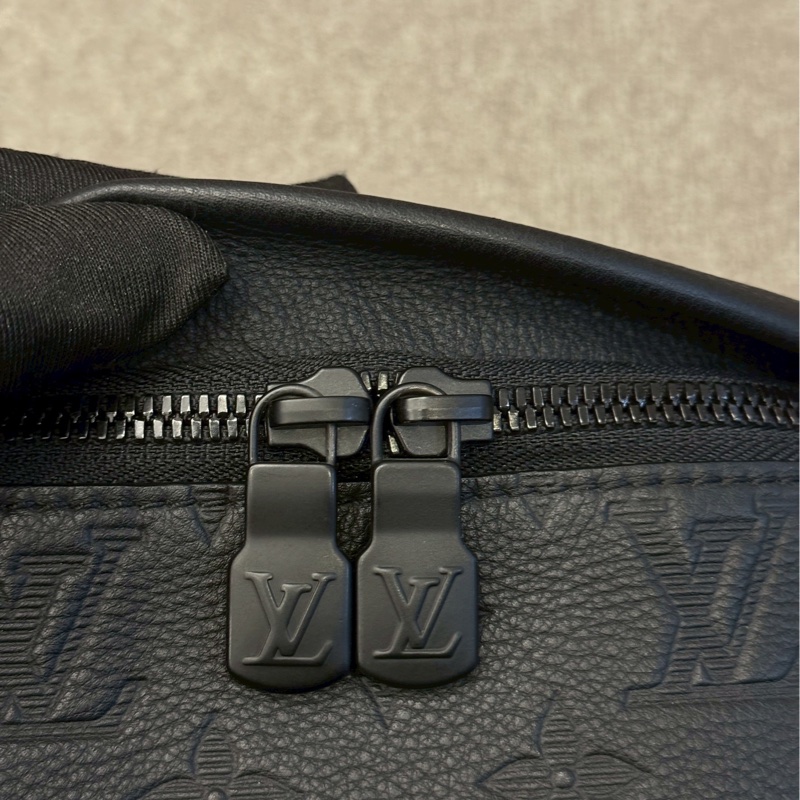 LV黑色壓紋腰包-5
