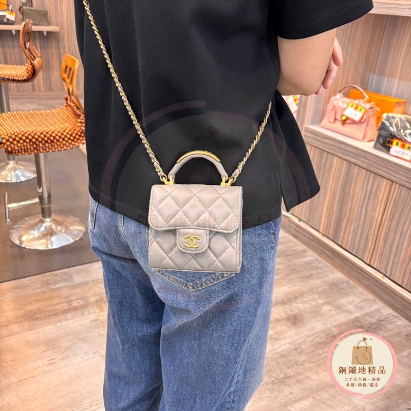 CHANEL 香奈兒 灰色迷你金扣手抦斜背包 晶片款-1
