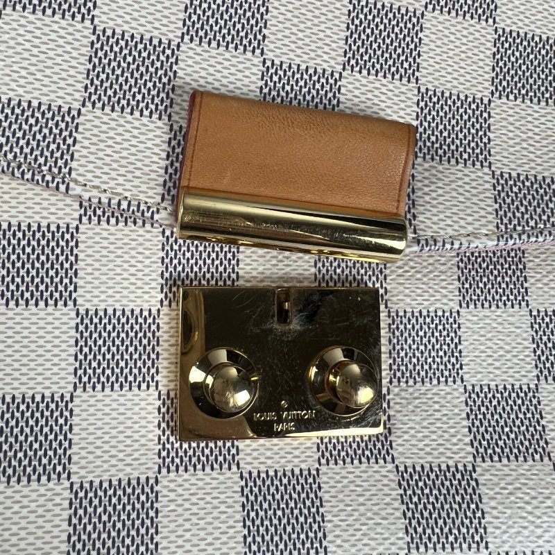 LV N41581  白棋盤格側肩包-8