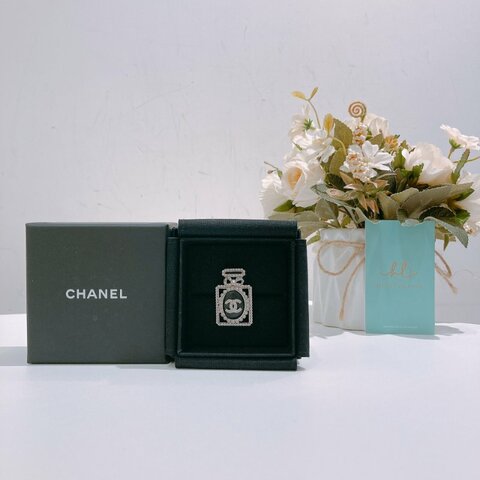 TW4702 Chanel 香奈兒 香水 胸口別針Perfume Logo Brooch Black Lambskin Crystal x PHW