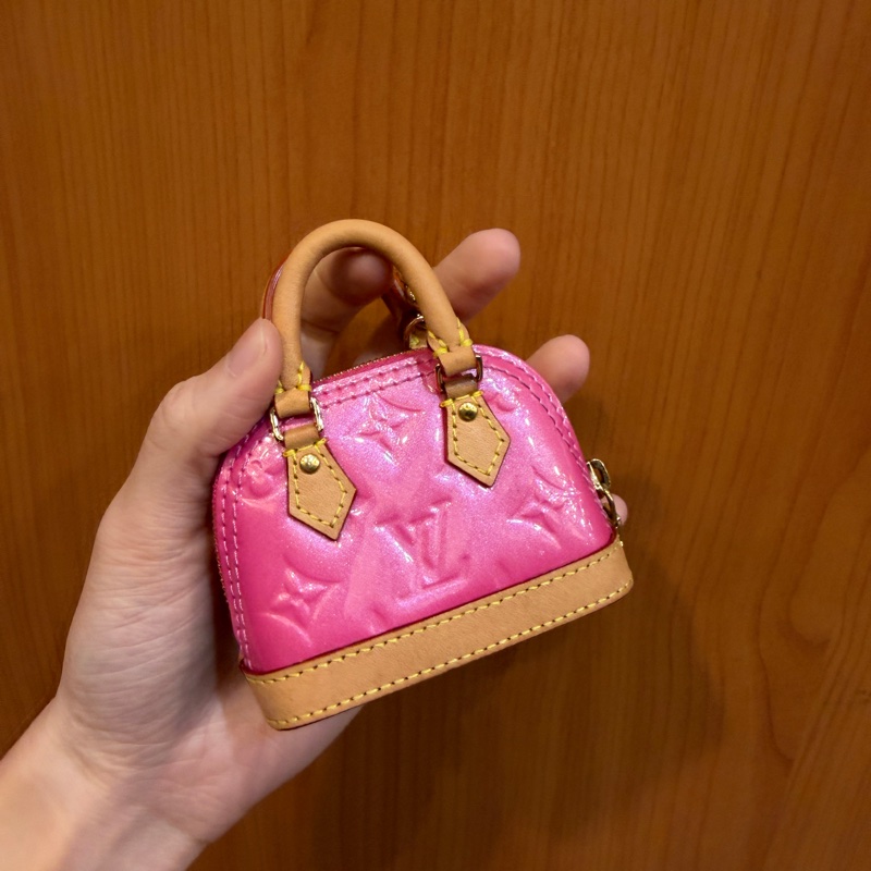 LV 粉漆亮皮金釦Micro Alma Vernis鑰匙圈-0