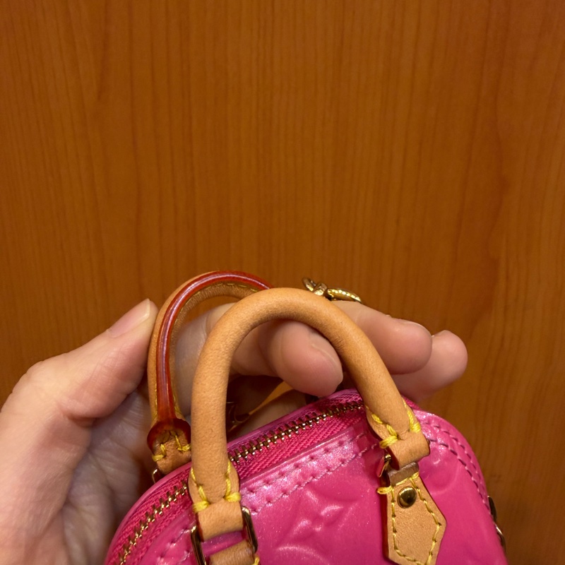 LV 粉漆亮皮金釦Micro Alma Vernis鑰匙圈-1
