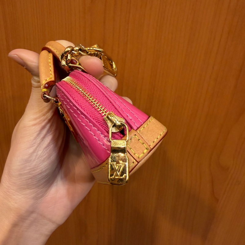 LV 粉漆亮皮金釦Micro Alma Vernis鑰匙圈-2