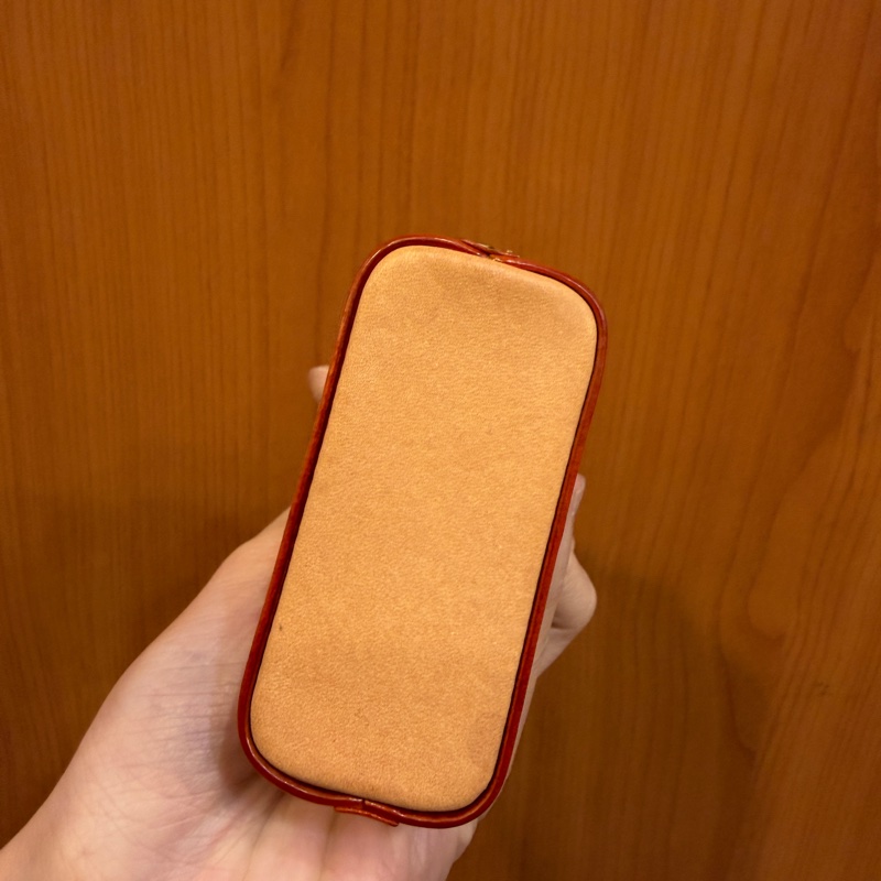 LV 粉漆亮皮金釦Micro Alma Vernis鑰匙圈-3