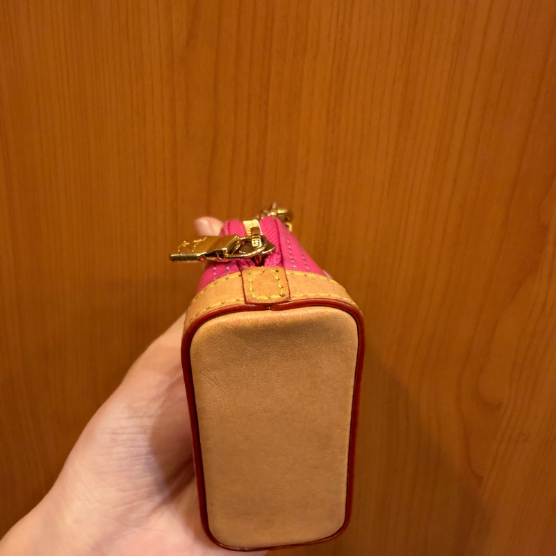 LV 粉漆亮皮金釦Micro Alma Vernis鑰匙圈-4