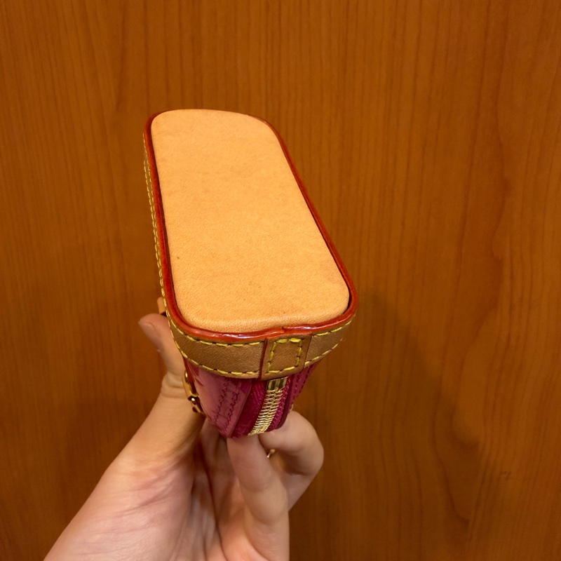 LV 粉漆亮皮金釦Micro Alma Vernis鑰匙圈-5