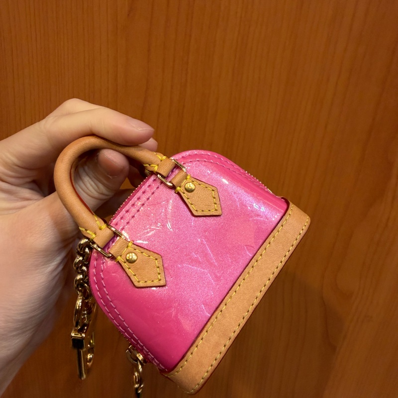 LV 粉漆亮皮金釦Micro Alma Vernis鑰匙圈-7