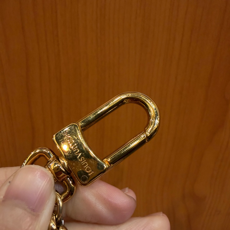 LV 粉漆亮皮金釦Micro Alma Vernis鑰匙圈-10